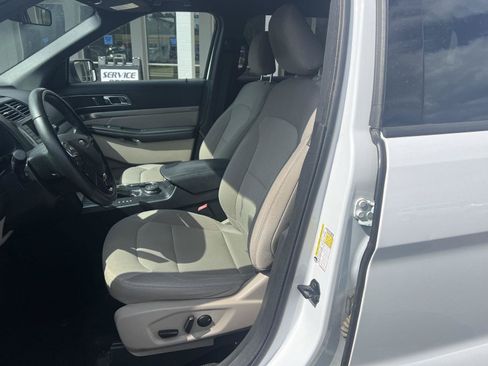 Used 2019 Ford Explorer XLT AWD/4WD image 9