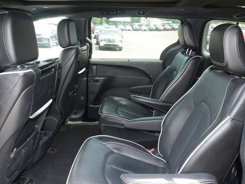 Used 2022 Chrysler Pacifica Limited w/ Uconnect Theater Family Group FWD image 24