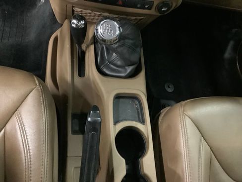 Used 2015 Jeep Wrangler Unlimited Rubicon AWD/4WD image 18