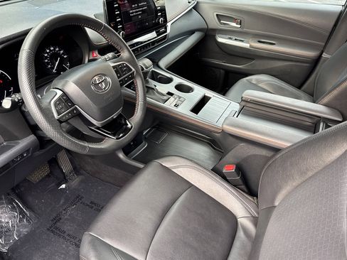 Used 2023 Toyota Sienna XSE image 4
