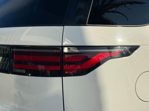 Used 2025 Land Rover Discovery S image 13
