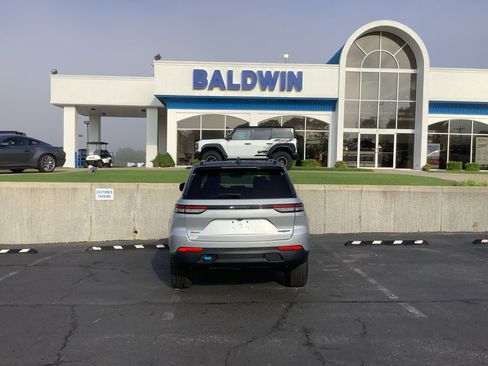 Used 2022 Jeep Grand Cherokee Trailhawk AWD/4WD image 6