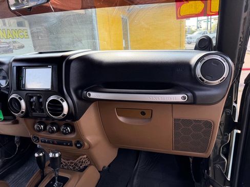 Used 2012 Jeep Wrangler Unlimited Sahara w/ Connectivity Group image 18