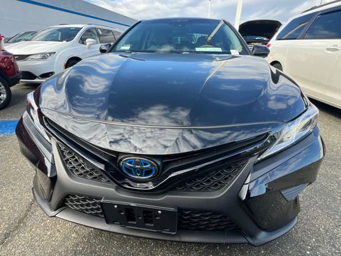 Used 2018 Toyota Camry SE FWD image 2