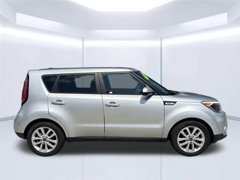 Used 2017 Kia Soul + FWD image 4
