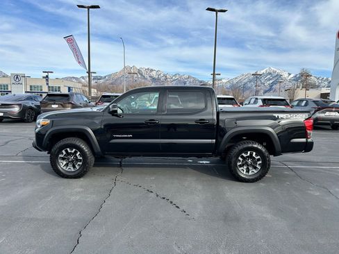 Used 2017 Toyota Tacoma TRD Off-Road w/ Premium & Technology Package image 2