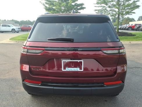 Certified 2024 Jeep Grand Cherokee Altitude AWD/4WD image 5