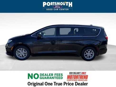 Used 2024 Chrysler Pacifica Touring-L image 2