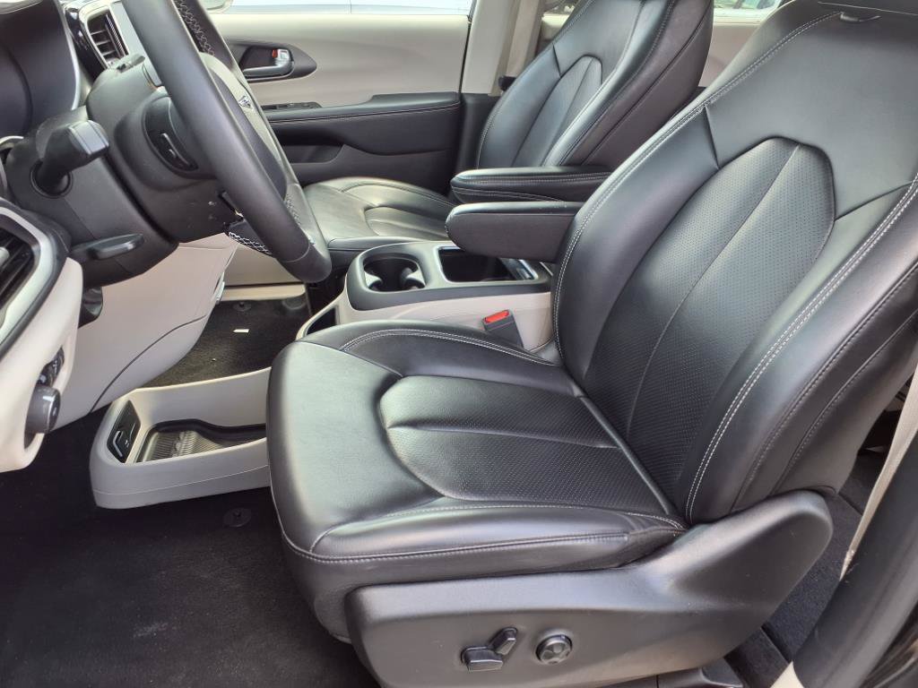 Used 2023 Chrysler Pacifica Touring-L FWD image 11