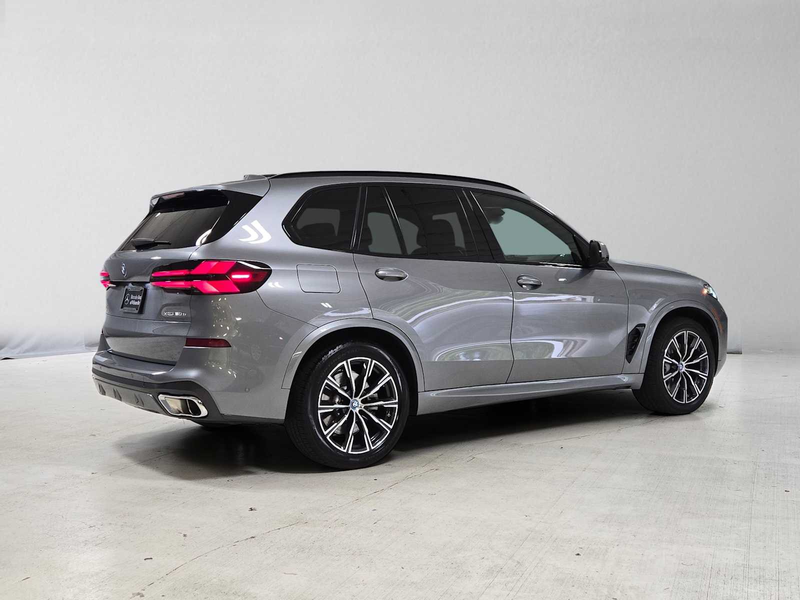 Used 2025 BMW X5 xDrive50e w/ M Sport Package AWD/4WD image 3