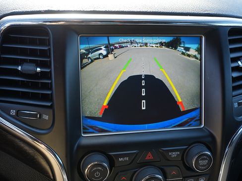 Used 2018 Jeep Grand Cherokee Laredo AWD/4WD image 29