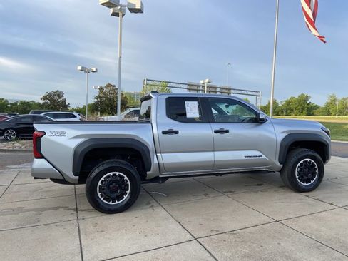 Used 2024 Toyota Tacoma TRD Off-Road image 12
