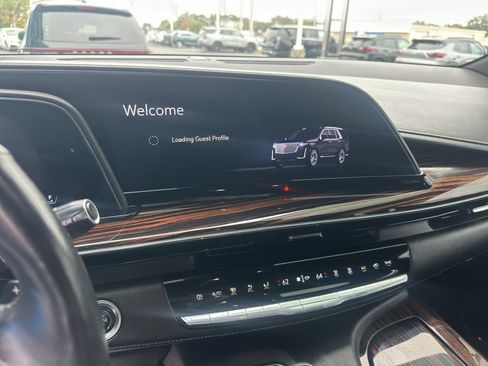 Used 2021 Cadillac Escalade Premium Luxury image 25