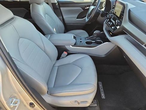 Used 2023 Toyota Highlander XLE image 25