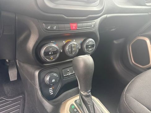 Used 2017 Jeep Renegade Latitude w/ Popular Equipment Group image 17