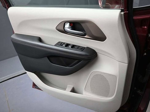 Used 2019 Chrysler Pacifica Touring-L Plus FWD image 13