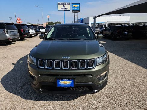 Used 2018 Jeep Compass Latitude w/ Popular Equipment Group FWD image 3