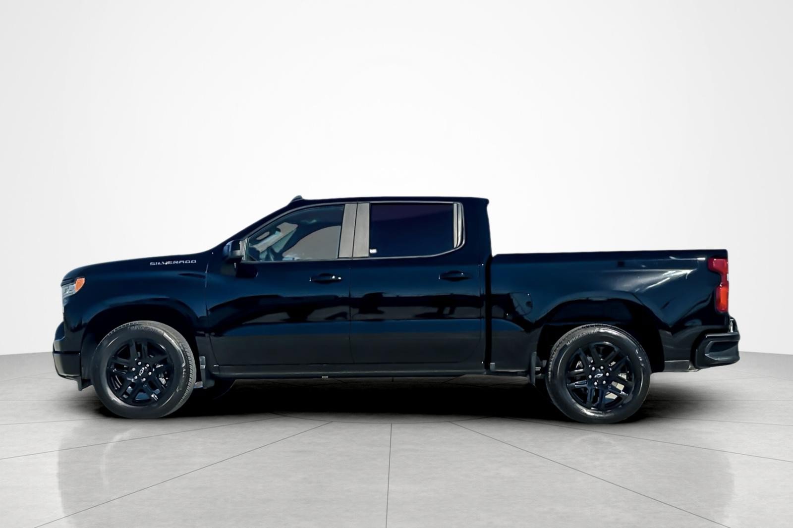 Used 2024 Chevrolet Silverado 1500 RST RWD image 2