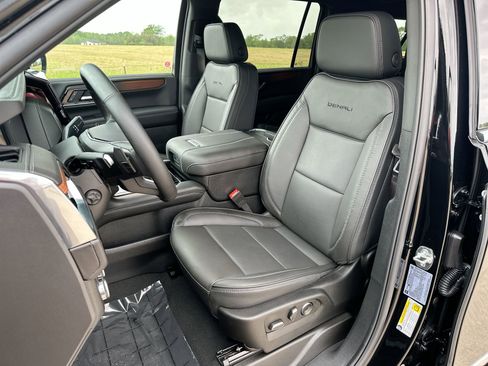 Used 2025 GMC Yukon XL Denali w/ Sun & Power Step Package image 17