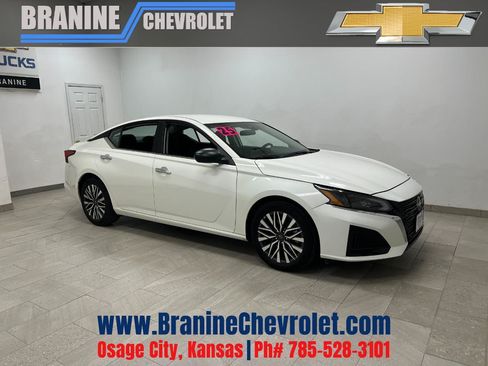 Used 2025 Nissan Altima 2.5 SV FWD image 1