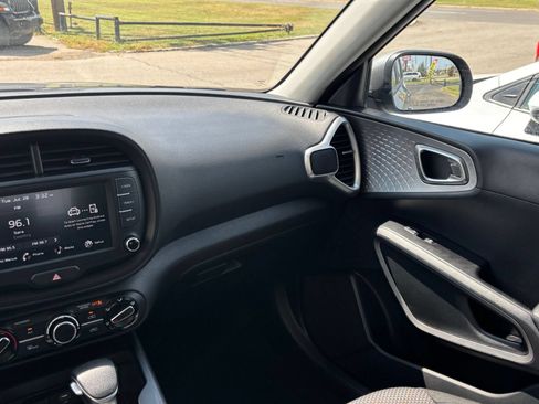 Used 2025 Kia Soul LX w/ LX Technology Package FWD image 31