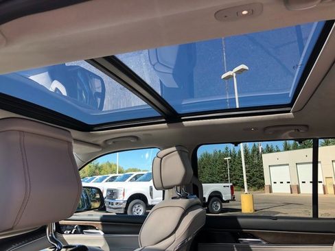 Used 2023 Jeep Grand Wagoneer Series II image 2