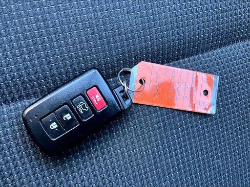 Used 2018 Toyota RAV4 XLE AWD/4WD image 15