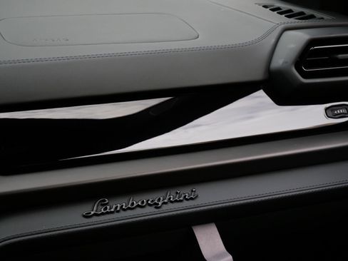 Used 2025 Lamborghini Urus SE image 23