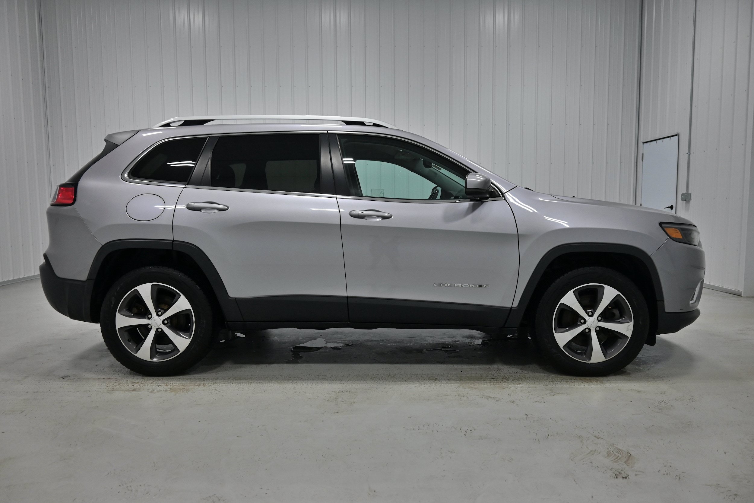 Used 2019 Jeep Cherokee Limited AWD/4WD image 37