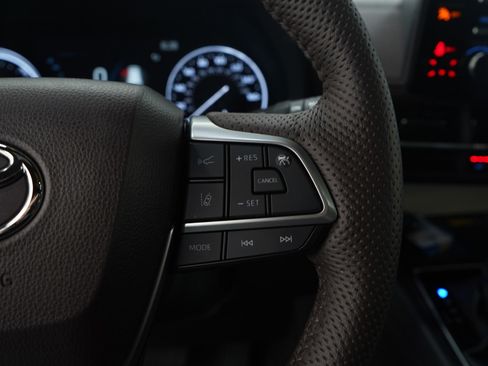 Used 2023 Toyota Sienna Platinum image 31