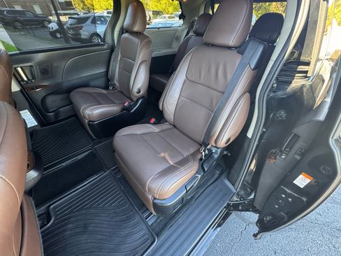 Used 2017 Toyota Sienna Limited Premium image 34