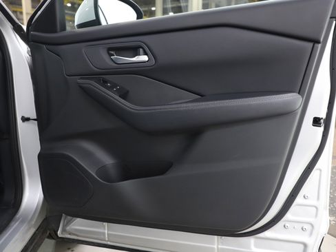 Used 2025 Nissan Rogue SV image 9