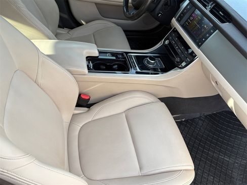 Used 2017 Jaguar XF Premium image 12