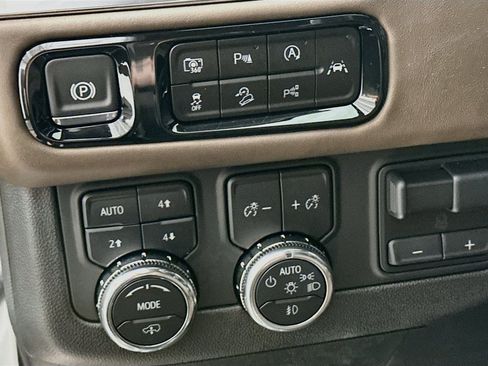 Used 2025 GMC Yukon XL Denali Ultimate AWD/4WD image 11