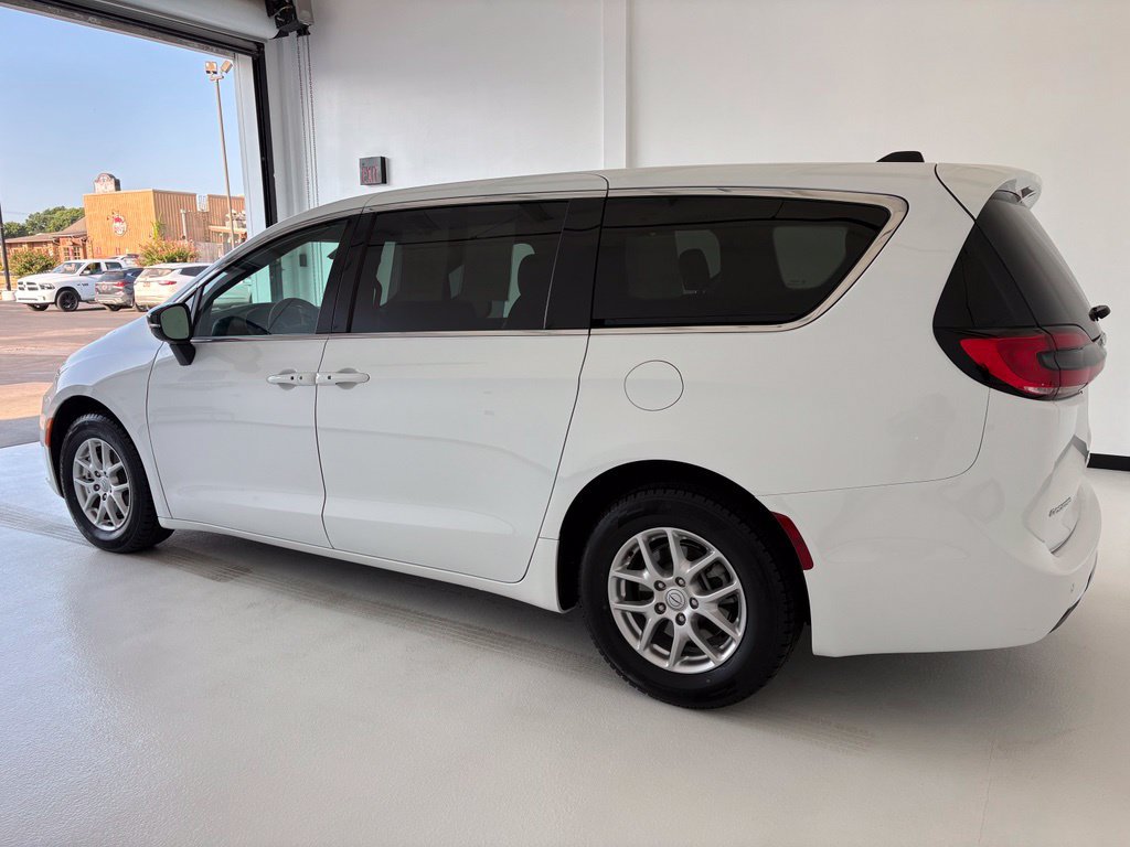 Used 2025 Chrysler Pacifica Select FWD image 20