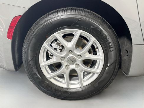 Used 2023 Chrysler Pacifica Touring-L FWD image 33