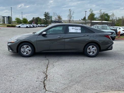 New 2026 Hyundai Elantra SE FWD image 4