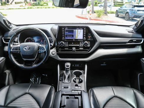 Used 2022 Toyota Highlander XSE FWD image 12