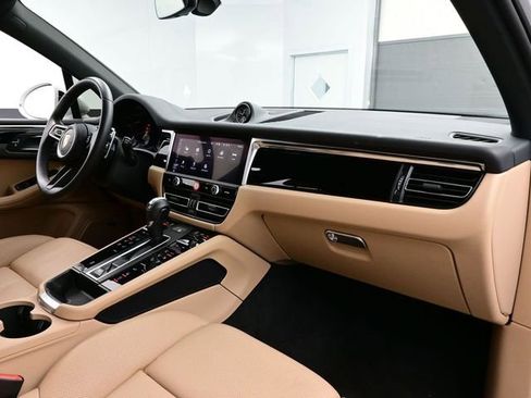 Certified 2025 Porsche Macan AWD/4WD image 19