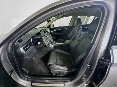 Used 2025 Genesis G70 2.5T image 13
