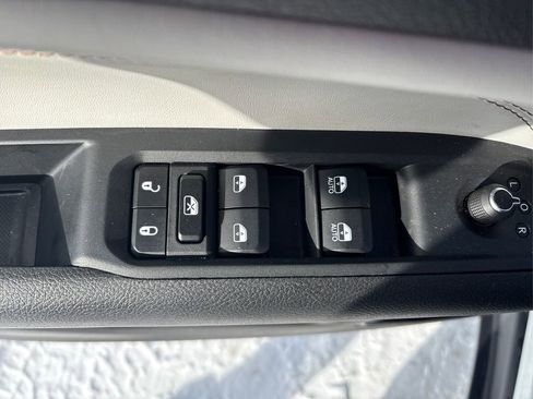 Used 2025 Jeep Compass Limited image 31