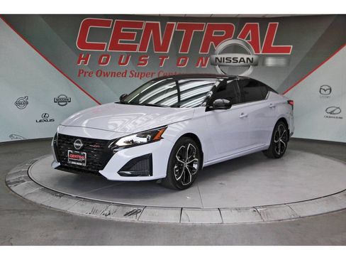 New 2026 Nissan Altima 2.5 SR w/ SR Premium Package FWD image 2