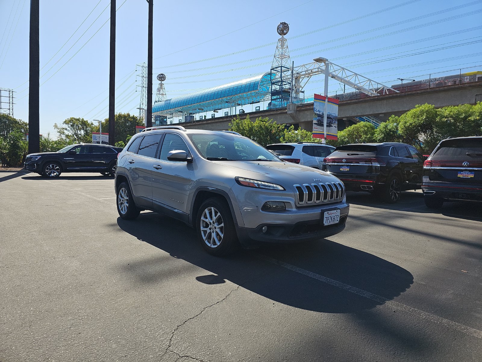 Used 2016 Jeep Cherokee Latitude FWD image 3