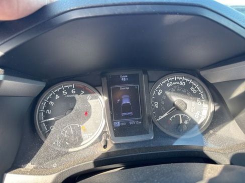 Used 2017 Toyota Tacoma TRD Sport w/ Tow Package (A/T) image 8