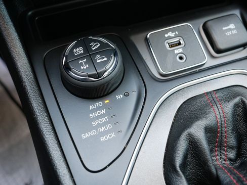 Used 2021 Jeep Cherokee Trailhawk image 32