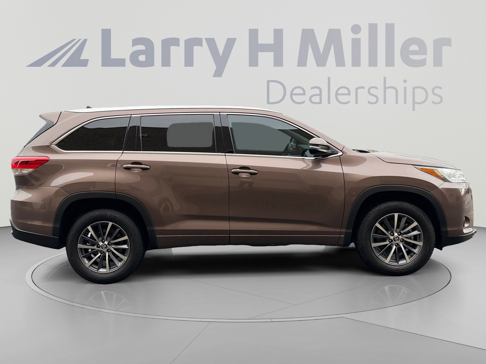 Used 2018 Toyota Highlander XLE w/ Carpet Mat Package (TMS) FWD image 6
