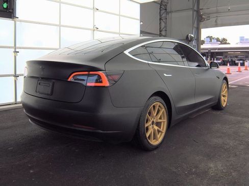 Used 2020 Tesla Model 3 Standard Range image 2