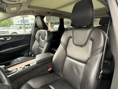 Used 2021 Volvo XC60 T5 Momentum w/ Premium Package AWD/4WD image 24