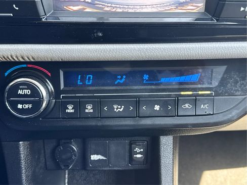 Used 2014 Toyota Corolla LE image 30