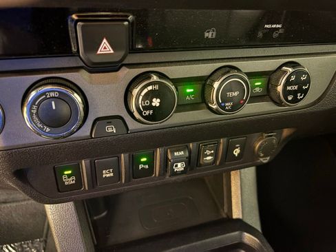 Used 2018 Toyota Tacoma TRD Off-Road w/ Technology Package AWD/4WD image 31
